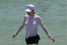 У Мадонны видно грудь сквозь мокрую одежду на пляже фото #6