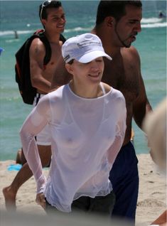 У Мадонны видно грудь сквозь мокрую одежду на пляже фото #7