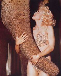 Мадонна в эротическом нижнем белье для журнала Vanity Fair фото #2