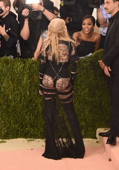 Прозрачное платье Мадонны на Givenchy At Met Gala фото #10