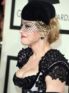 Мадонна засветила попку на The 57th Annual GRAMMY Awards фото #1