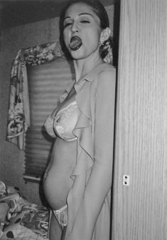 Беременная Мадонна красиво засветила грудь фото #2