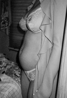 Беременная Мадонна красиво засветила грудь фото #3