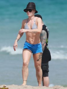 Спортивная Пинк в бикини на пляже Майами фото #1
