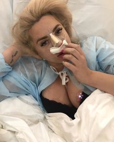 Мария Капшукова засветила сосок на больничной койке фото #1