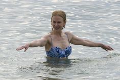 Николь Кидман в бикини отдыхает на пляже Балморал фото #1