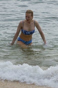 Николь Кидман в бикини отдыхает на пляже Балморал фото #4