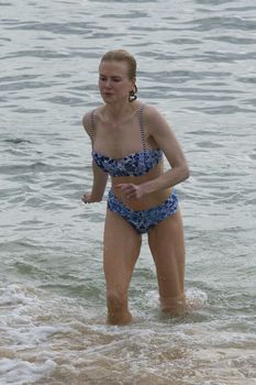 Николь Кидман в бикини отдыхает на пляже Балморал фото #6