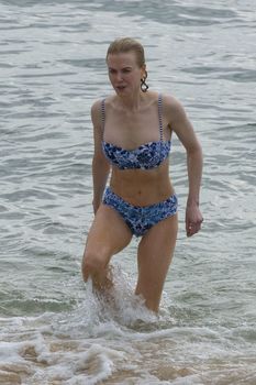 Николь Кидман в бикини отдыхает на пляже Балморал фото #10