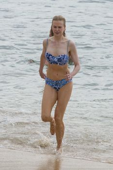 Николь Кидман в бикини отдыхает на пляже Балморал фото #11