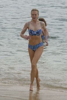 Николь Кидман в бикини отдыхает на пляже Балморал фото #12