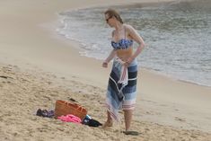 Николь Кидман в бикини отдыхает на пляже Балморал фото #14