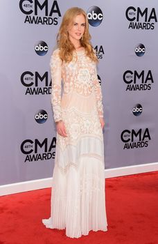 Николь Кидман засветила голую грудь на 48th Annual CMA Awards фото #8