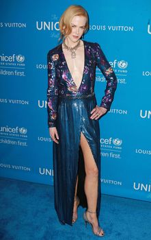 Николь Кидман в сексуальном платье с глубоким вырезом на 6th Biennial UNICEF Ball фото #5