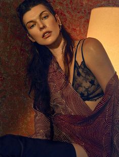 Милла Йовович красиво засветила сосок в украинском Vogue фото #1