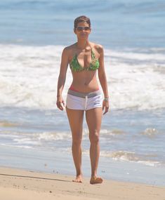 Холли Берри в ярком бикини гуляет по пляжу фото #1