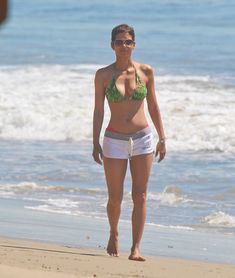 Холли Берри в ярком бикини гуляет по пляжу фото #4