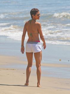 Холли Берри в ярком бикини гуляет по пляжу фото #14