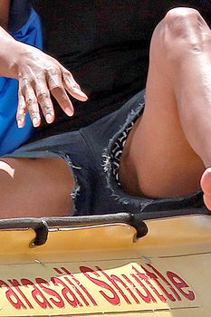 Сексуальная Холли Берри раздвинула ножки в Мауи фото #3