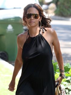 Соски Холли Берри торчат сквозь платье на прогулке фото #5