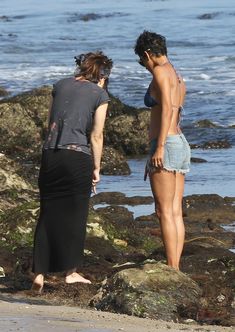 Холли Берри в бикини на пляже Малибу фото #9