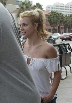 Взбудораженные соски Бритни Спирс сквозь наряд в West Hollywood фото #4