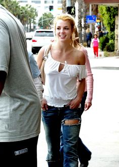 Взбудораженные соски Бритни Спирс сквозь наряд в West Hollywood фото #6