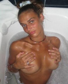 Сексуальная Алена Водонаева обнажилась в ванне фото #1