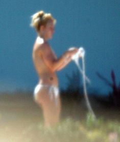 Бритни Спирс отдыхает топлесс на пляже фото #1