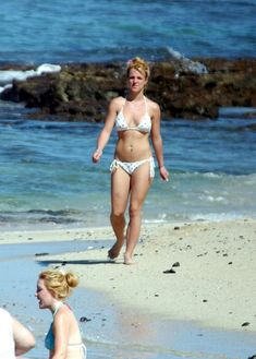 Бритни Спирс отдыхает топлесс на пляже фото #3