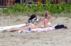 Бритни Спирс отдыхает топлесс на пляже фото #4