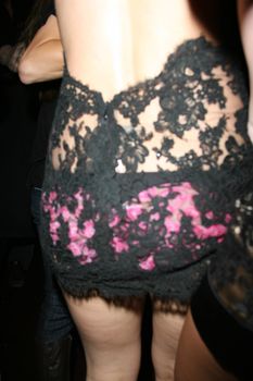 Неугомонная Бритни Спирс засветила розовое бельё под прозрачным платьем фото #4