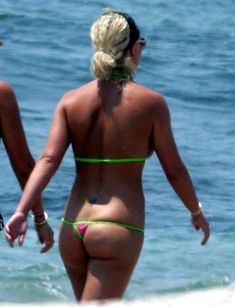 Бритни Спирс демонстрирует шикарную фигуру в бикини фото #1