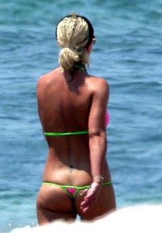 Бритни Спирс демонстрирует шикарную фигуру в бикини фото #2