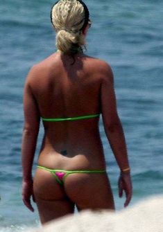 Бритни Спирс демонстрирует шикарную фигуру в бикини фото #3
