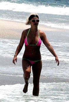 Бритни Спирс демонстрирует шикарную фигуру в бикини фото #4