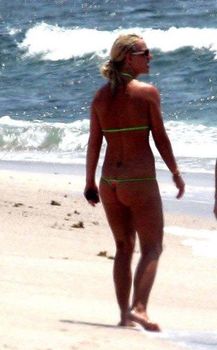 Бритни Спирс демонстрирует шикарную фигуру в бикини фото #5