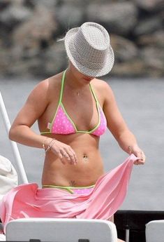 Бритни Спирс демонстрирует шикарную фигуру в бикини фото #7