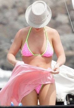 Бритни Спирс демонстрирует шикарную фигуру в бикини фото #8