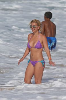 Красивая Бритни Спирс в ярком купальнике на пляже фото #2