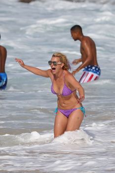 Красивая Бритни Спирс в ярком купальнике на пляже фото #3