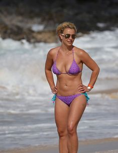 Красивая Бритни Спирс в ярком купальнике на пляже фото #13
