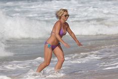 Красивая Бритни Спирс в ярком купальнике на пляже фото #20