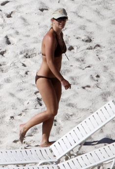 Бритни Спирс в сексуальном бикини отдыхает на пляже фото #5