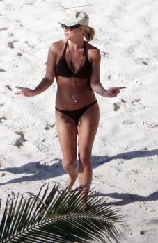 Бритни Спирс в сексуальном бикини отдыхает на пляже фото #6