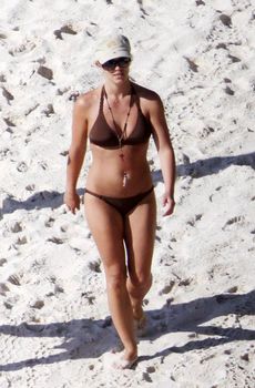 Бритни Спирс в сексуальном бикини отдыхает на пляже фото #7