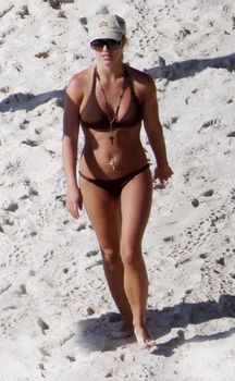 Бритни Спирс в сексуальном бикини отдыхает на пляже фото #8
