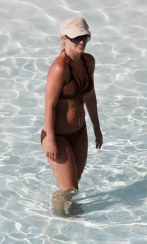 Бритни Спирс в сексуальном бикини отдыхает на пляже фото #9