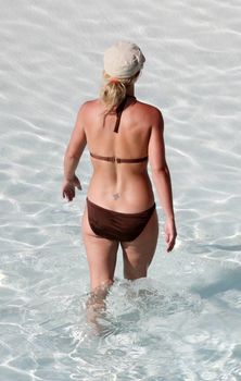Бритни Спирс в сексуальном бикини отдыхает на пляже фото #11