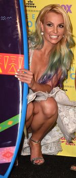 Бритни Спирс с шикарным декольте немного засветила зону бикини на Teen Choice Awards фото #1